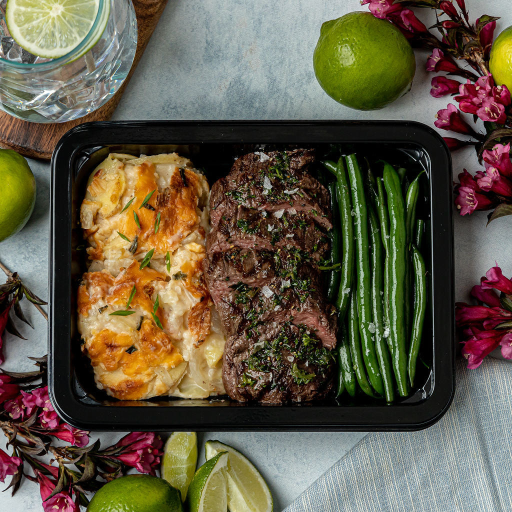 Bistec y papas gratinadas con queso