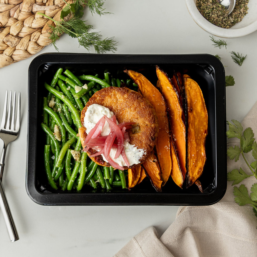 Hamburguesa De Salmón Cargada Y Papas Fritas